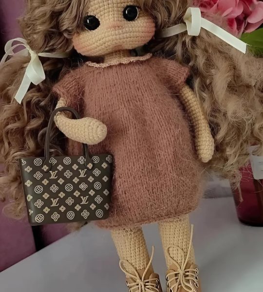 Авторська в'язана велика ігрова стильна лялька кудряшка