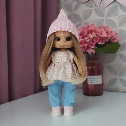 Авторська в’язана велика ігрова лялька з довгим волоссям