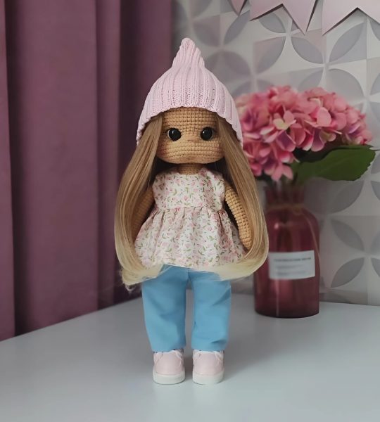 Авторська в’язана велика ігрова лялька з довгим волоссям