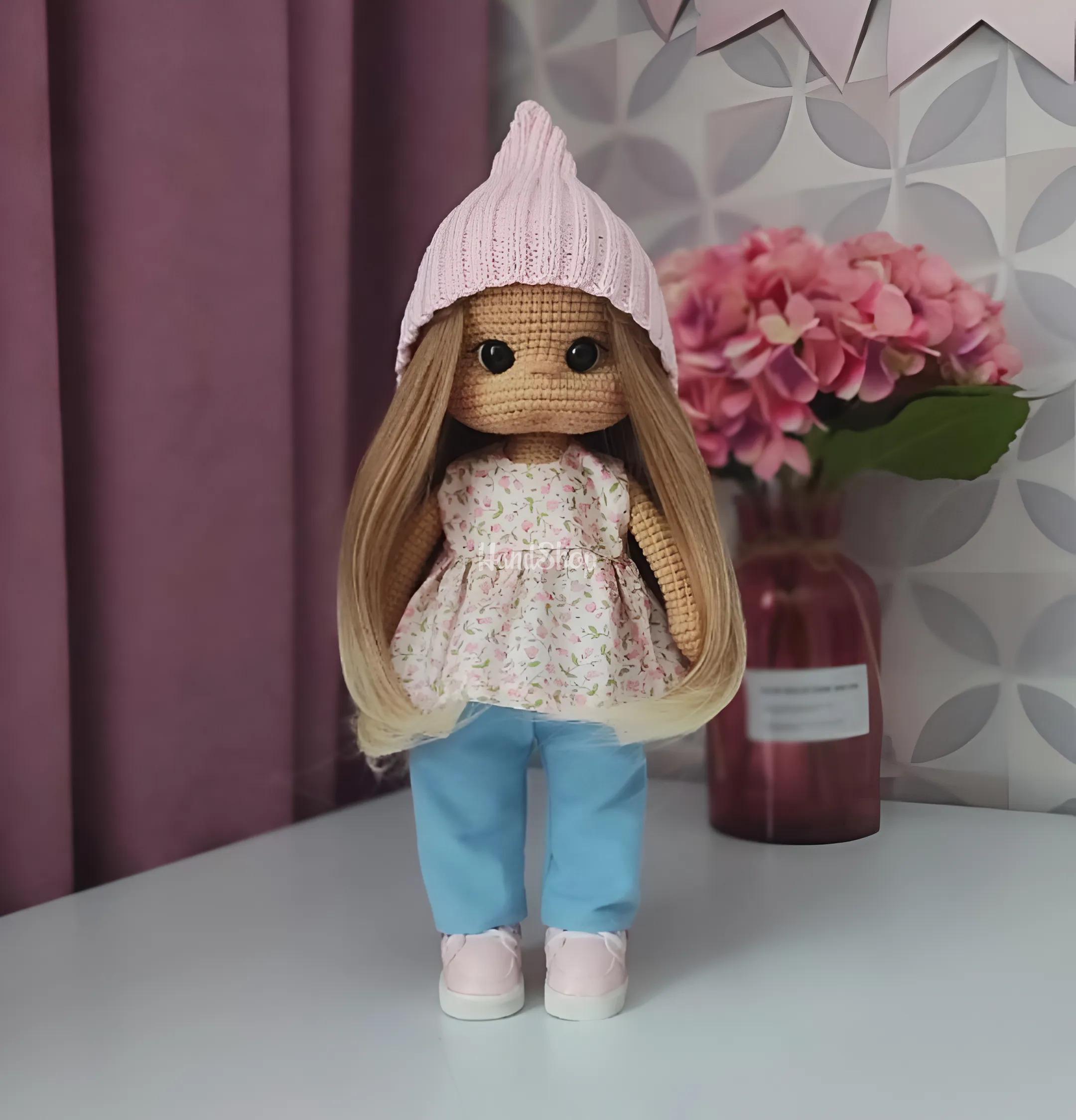 Авторська в’язана велика ігрова лялька з довгим волоссям Авторська в’язана велика ігрова лялька з довгим волоссям