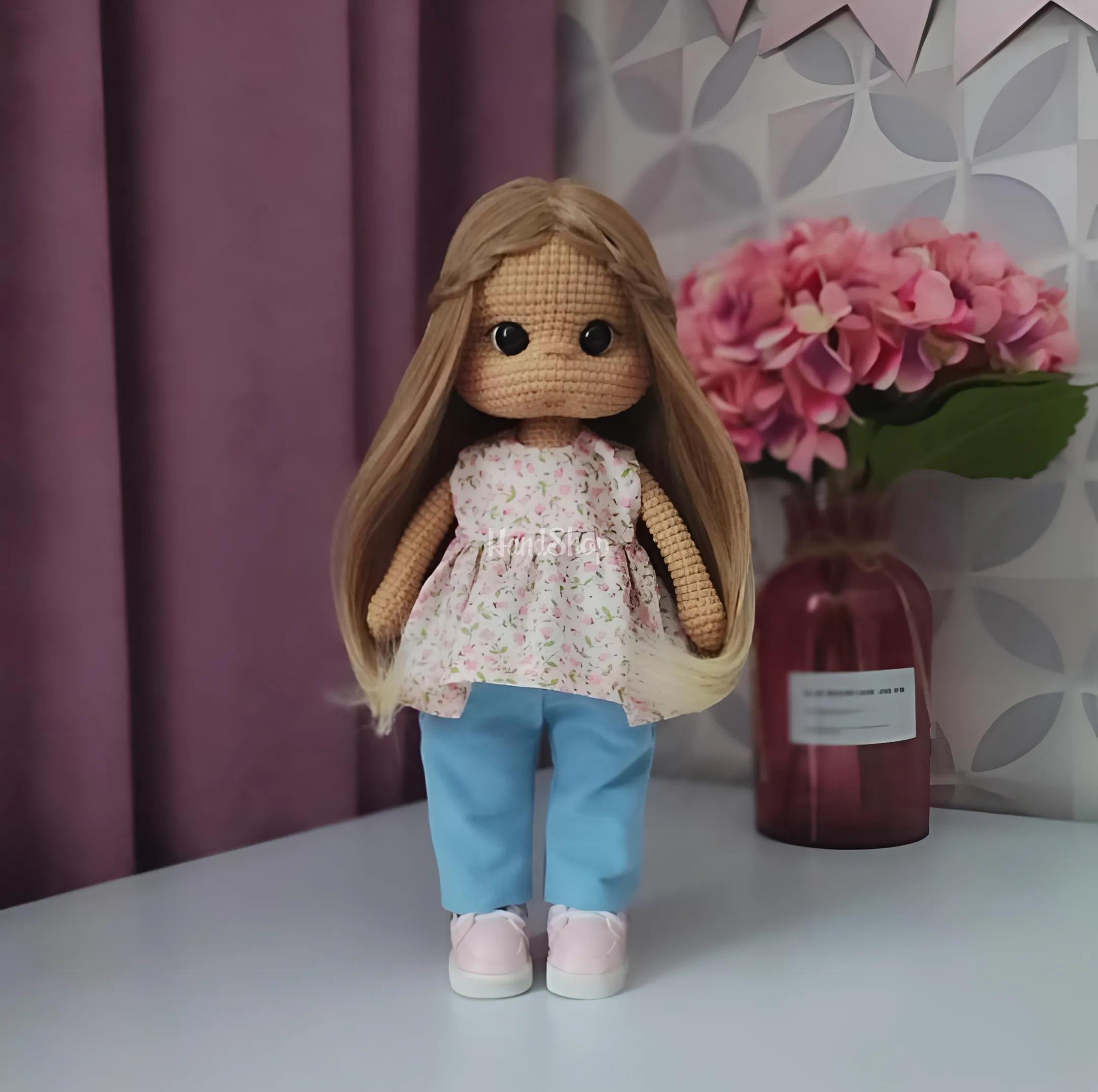 Авторська в’язана велика ігрова лялька з довгим волоссям Авторська в’язана велика ігрова лялька з довгим волоссям