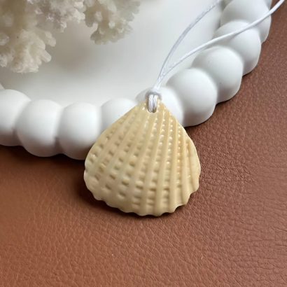 Жіночий літній кулон морська мушля на вощеному шнурі