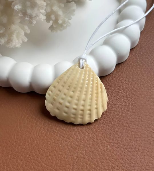 Жіночий літній кулон морська мушля на вощеному шнурі