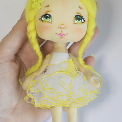 Маленька текстильна лялька сувенірна з жовтим волоссям