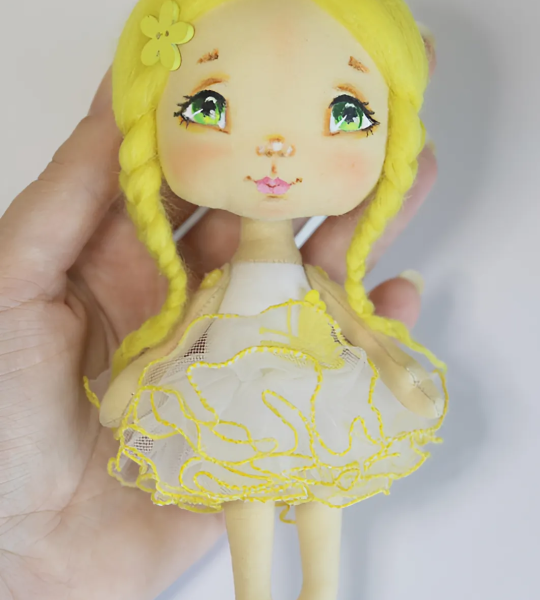 Маленька текстильна лялька сувенірна з жовтим волоссям