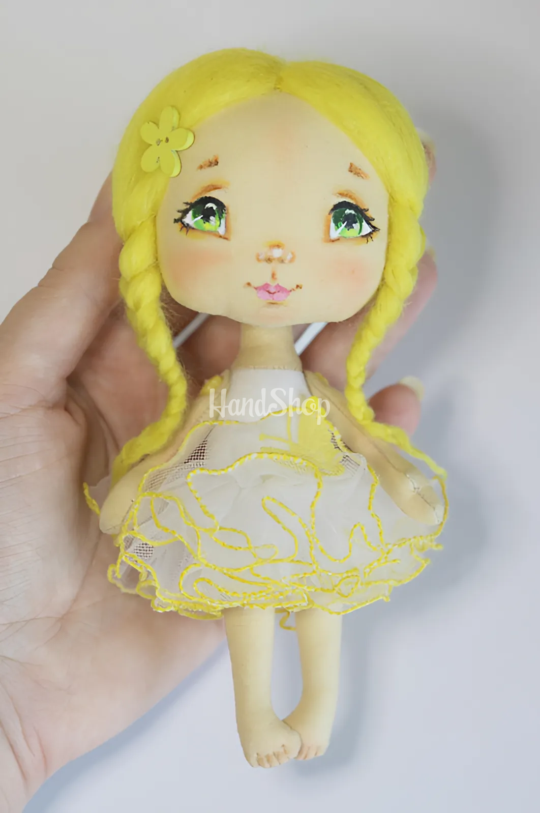 Маленька текстильна лялька сувенірна з жовтим волоссям Маленька текстильна лялька сувенірна з жовтим волоссям