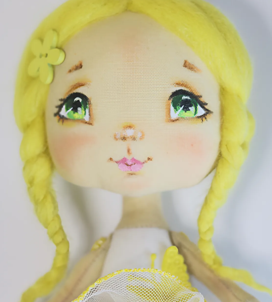 Маленька текстильна лялька сувенірна з жовтим волоссям