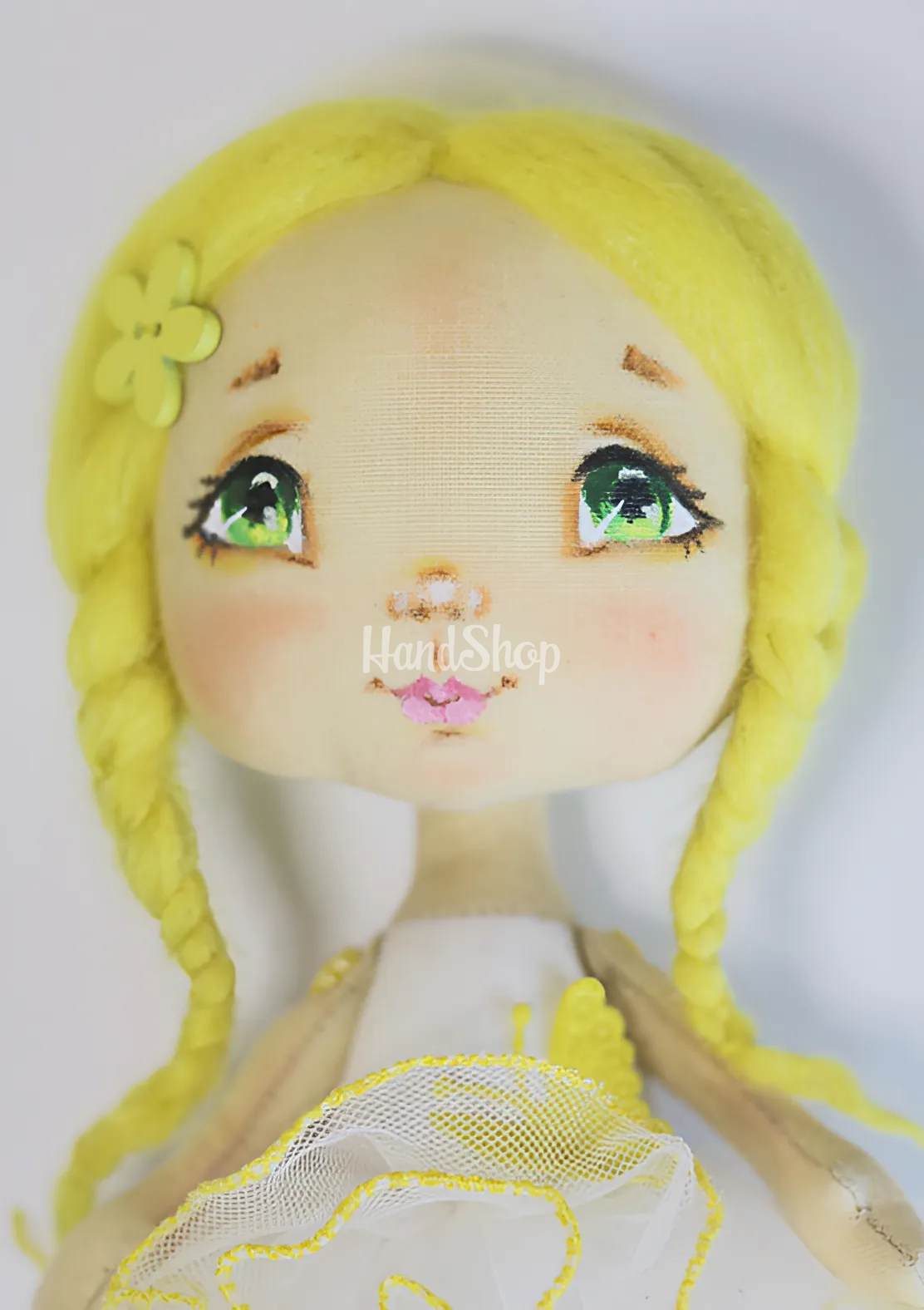 Маленька текстильна лялька сувенірна з жовтим волоссям Маленька текстильна лялька сувенірна з жовтим волоссям
