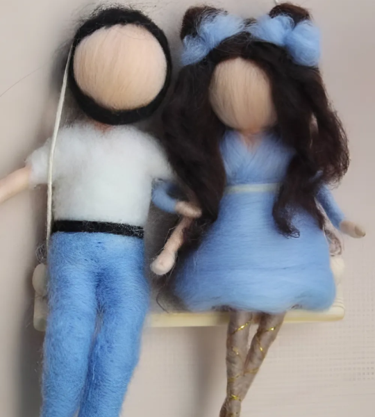 Міні ляльки на дерев'яній гойдалці з вовни весільна пара, 2 шт