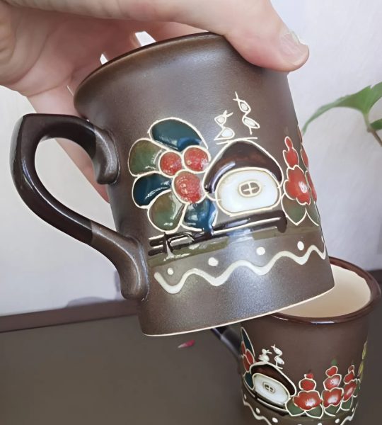 Керамічна чашка хатинка, лелеки, мальви ручний розпис
