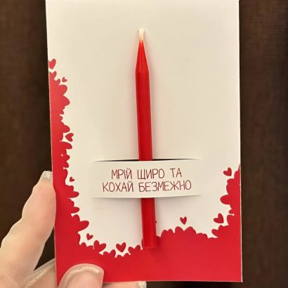 Листівка сердечка з червоною свічкою, сірник, чиркало