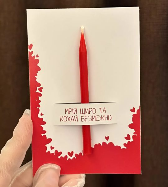 Листівка сердечка з червоною свічкою, сірник, чиркало