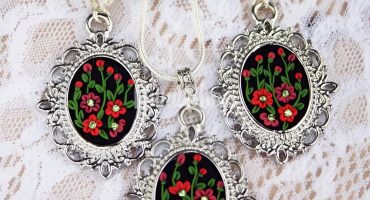 Ексклюзивний комплект прикрас: квітковий овальний кулон і сережки – стиль, елегантність та унікальність у кожній деталі