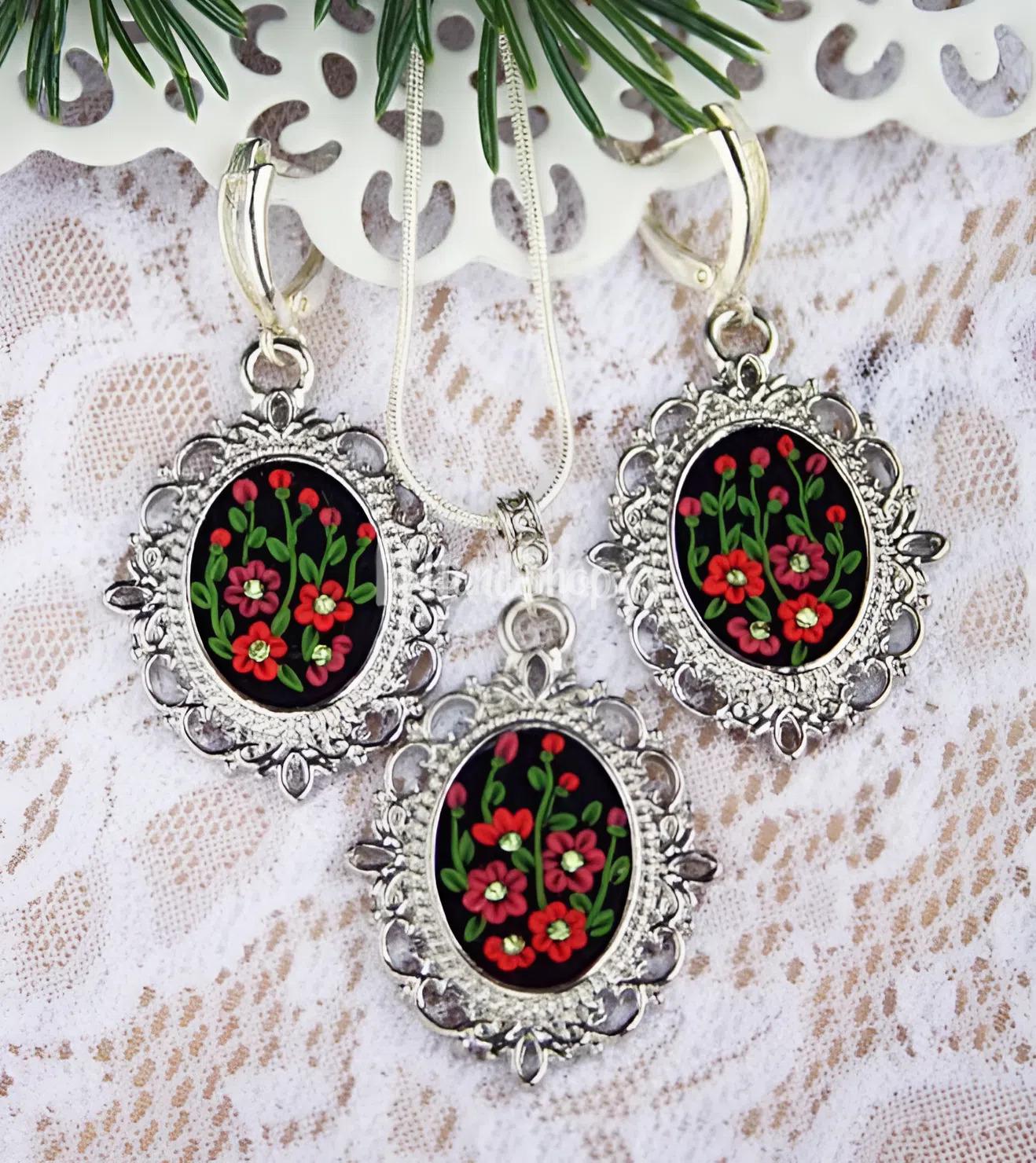 Прикраси зі глини кулон та сережки червоні квіти філігрань Прикраси зі глини кулон та сережки червоні квіти філігрань