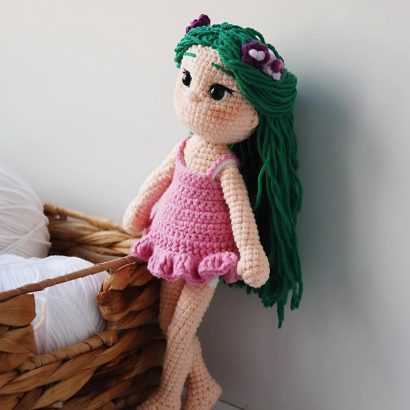 В'язана іграшка лялька лісова Мавка у рожевій сукні