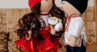 Текстильні ляльки українці в вишиванках ручної роботи: подарунок для молодят і унікальний сувенір для закордонних гостей