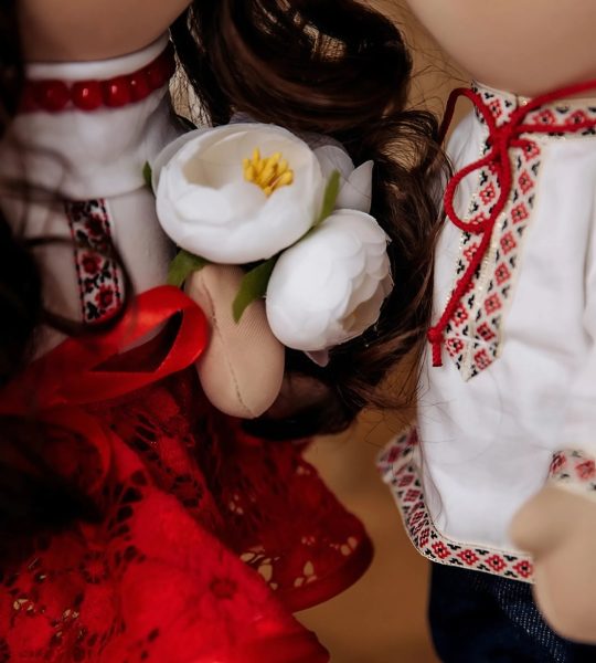 Весільна пара ляльки тільда українці в вишиванках сувенір