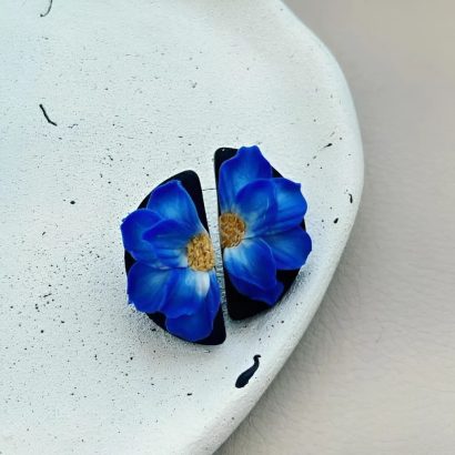 Святкові жіночі сережки синя квітка половинки з полімерної глини