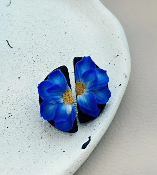 Святкові жіночі сережки синя квітка половинки з полімерної глини