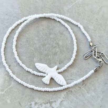 Кулон біла голубка з глини на ювелірному тросику, бісер