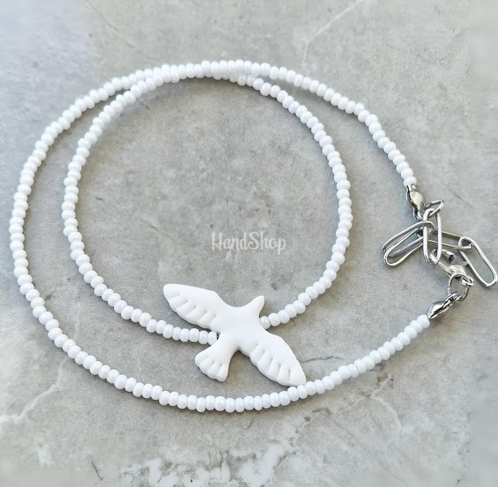 Кулон біла голубка з глини на ювелірному тросику, бісер Кулон біла голубка з глини на ювелірному тросику, бісер