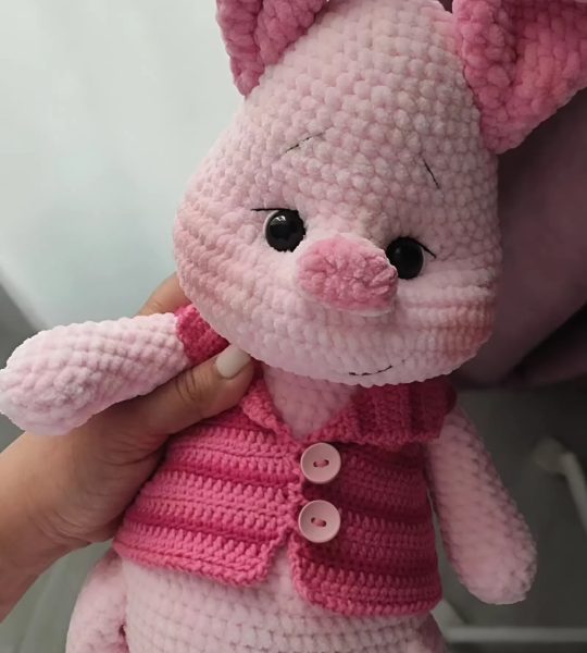 Сувенірна авторська в’язана м’яка дитяча іграшка П'ятачок