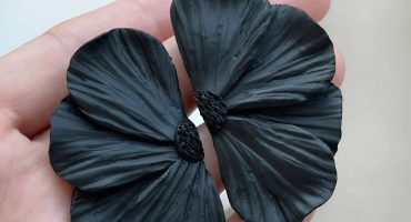 Сережки ручної роботи з чорними квітами: елегантність та стиль, що підкреслює вашу індивідуальність