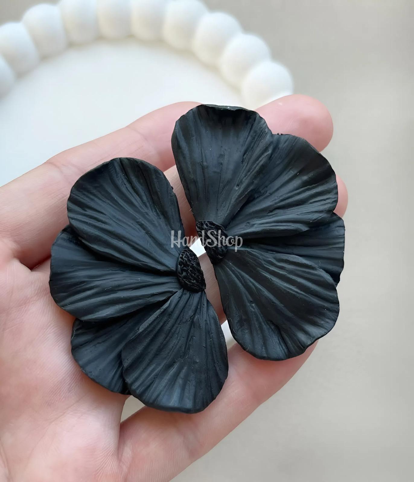 Стильні жіночі сережки чорна квітка половинки полімерна глина Стильні жіночі сережки чорна квітка половинки полімерна глина