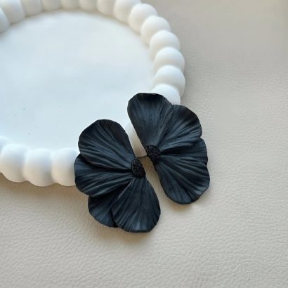 Стильні жіночі сережки чорна квітка половинки полімерна глина