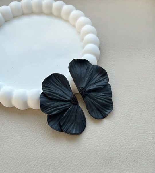 Стильні жіночі сережки чорна квітка половинки полімерна глина