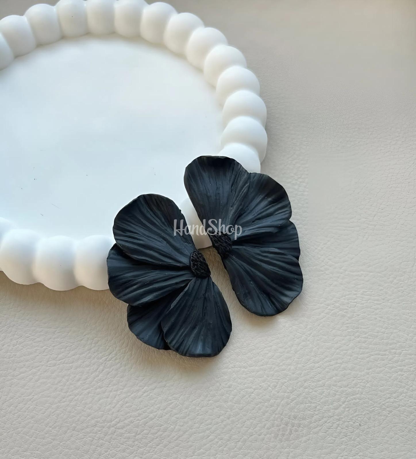 Стильні жіночі сережки чорна квітка половинки полімерна глина Стильні жіночі сережки чорна квітка половинки полімерна глина