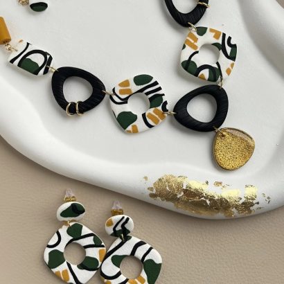 Набір стильних прикрас сережки та намисто геометричне з глини