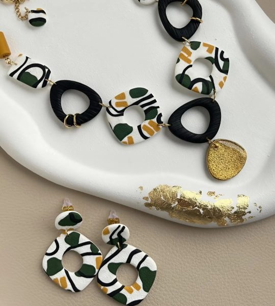 Набір стильних прикрас сережки та намисто геометричне з глини