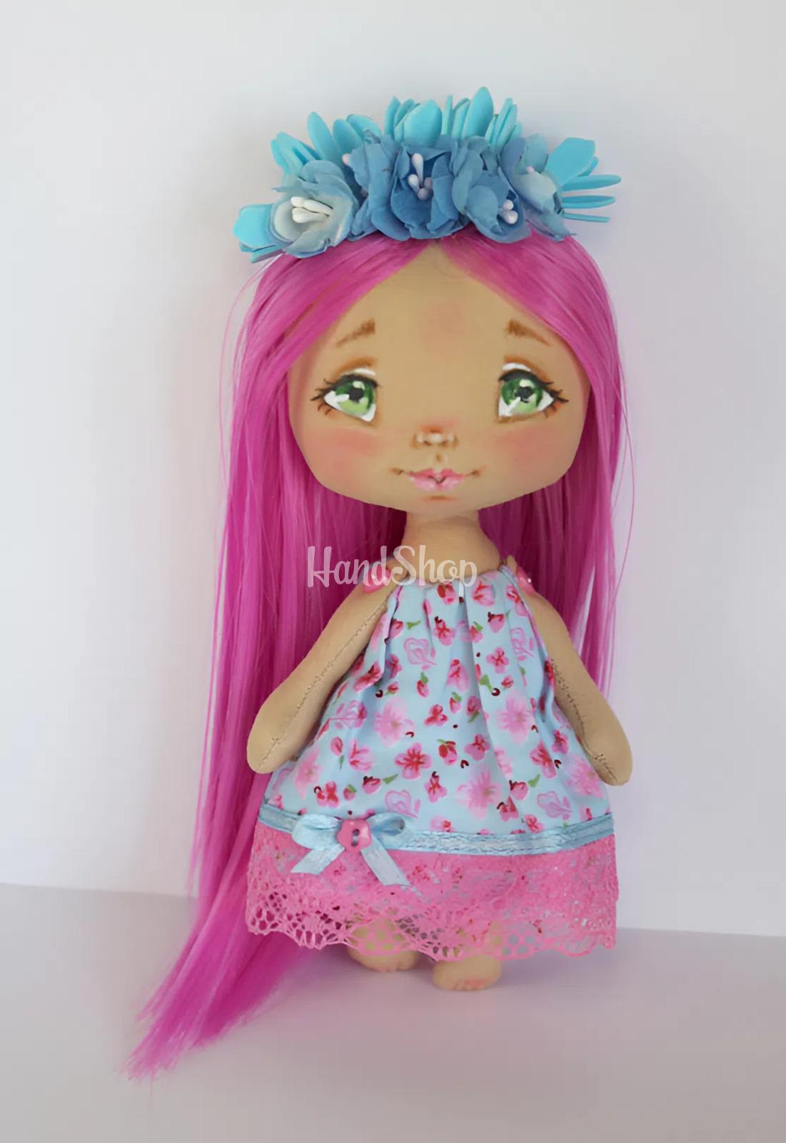 Сувенірна міні лялька хендмейд з рожевим довгим волоссям Сувенірна міні лялька хендмейд з рожевим довгим волоссям