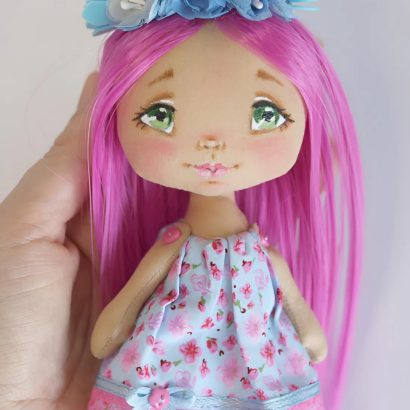 Сувенірна міні лялька хендмейд з рожевим довгим волоссям