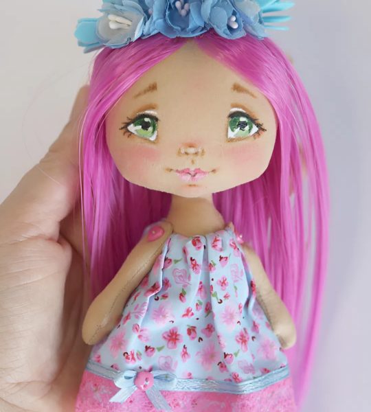 Сувенірна міні лялька хендмейд з рожевим довгим волоссям