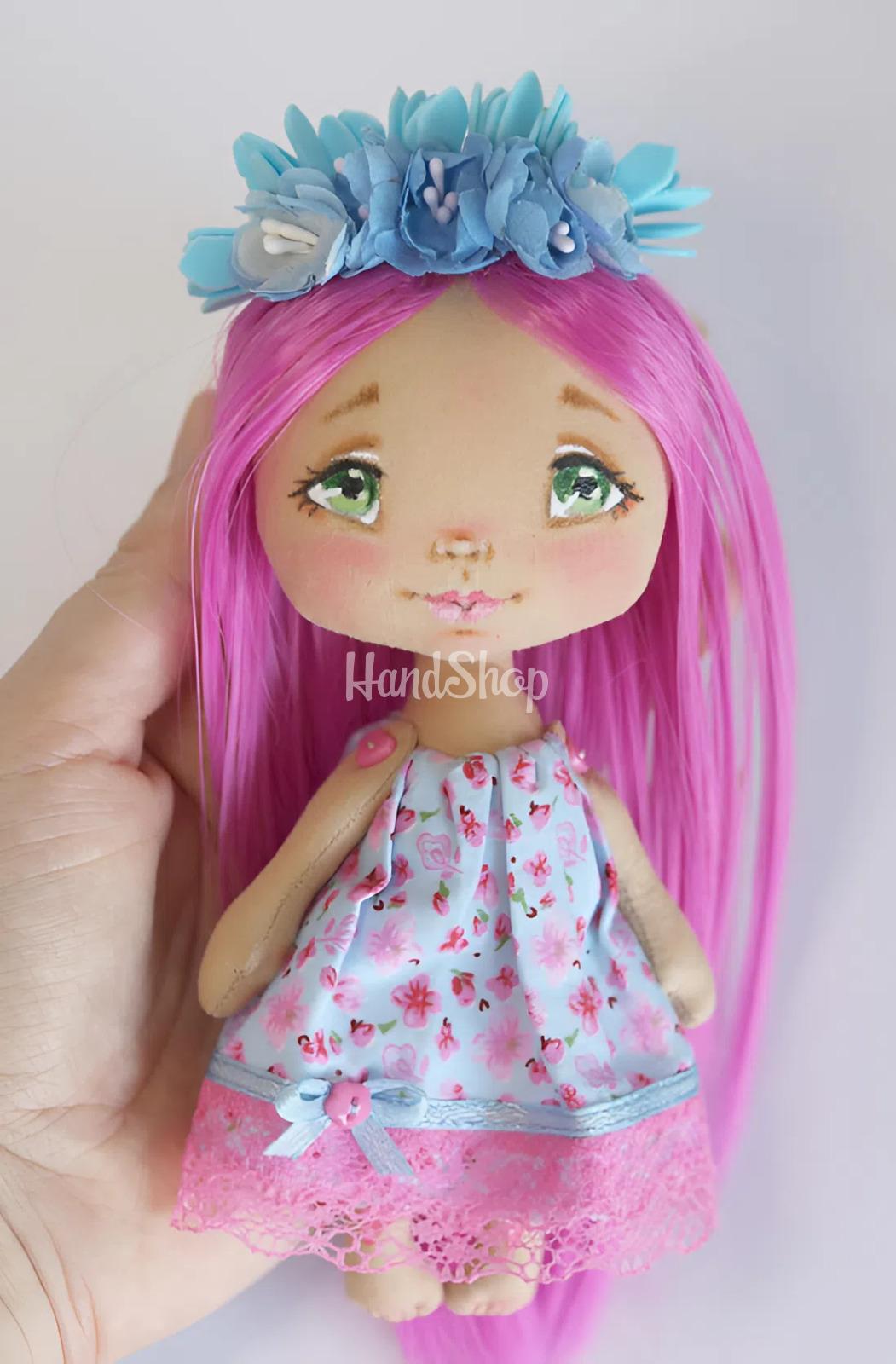 Сувенірна міні лялька хендмейд з рожевим довгим волоссям Сувенірна міні лялька хендмейд з рожевим довгим волоссям