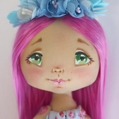 Сувенірна міні лялька хендмейд з рожевим довгим волоссям