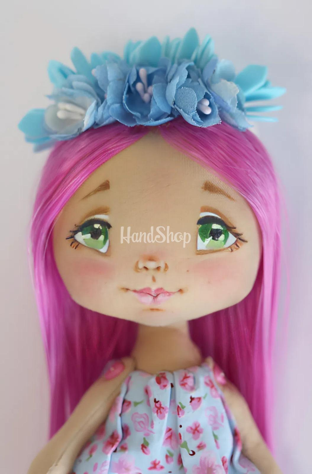 Сувенірна міні лялька хендмейд з рожевим довгим волоссям Сувенірна міні лялька хендмейд з рожевим довгим волоссям