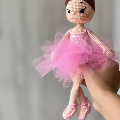 В’язана лялечка сувенір балеринка в пуантах та рожевій пачці