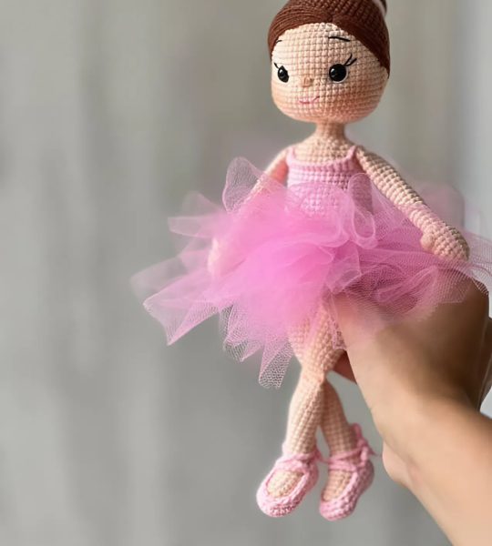 В’язана лялечка сувенір балеринка в пуантах та рожевій пачці