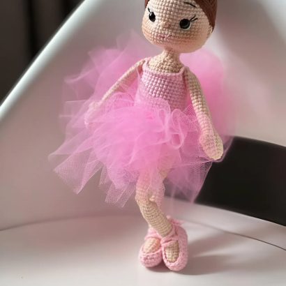 В’язана лялечка сувенір балеринка в пуантах та рожевій пачці
