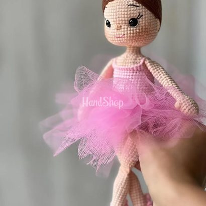 В’язана лялька сувенір балерина в пуантах та рожевій пачці