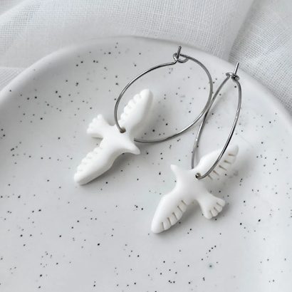 Жіночі сережки білі пташки голубки з полімерної глини колечка