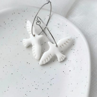 Жіночі сережки білі пташки голубки з полімерної глини колечка