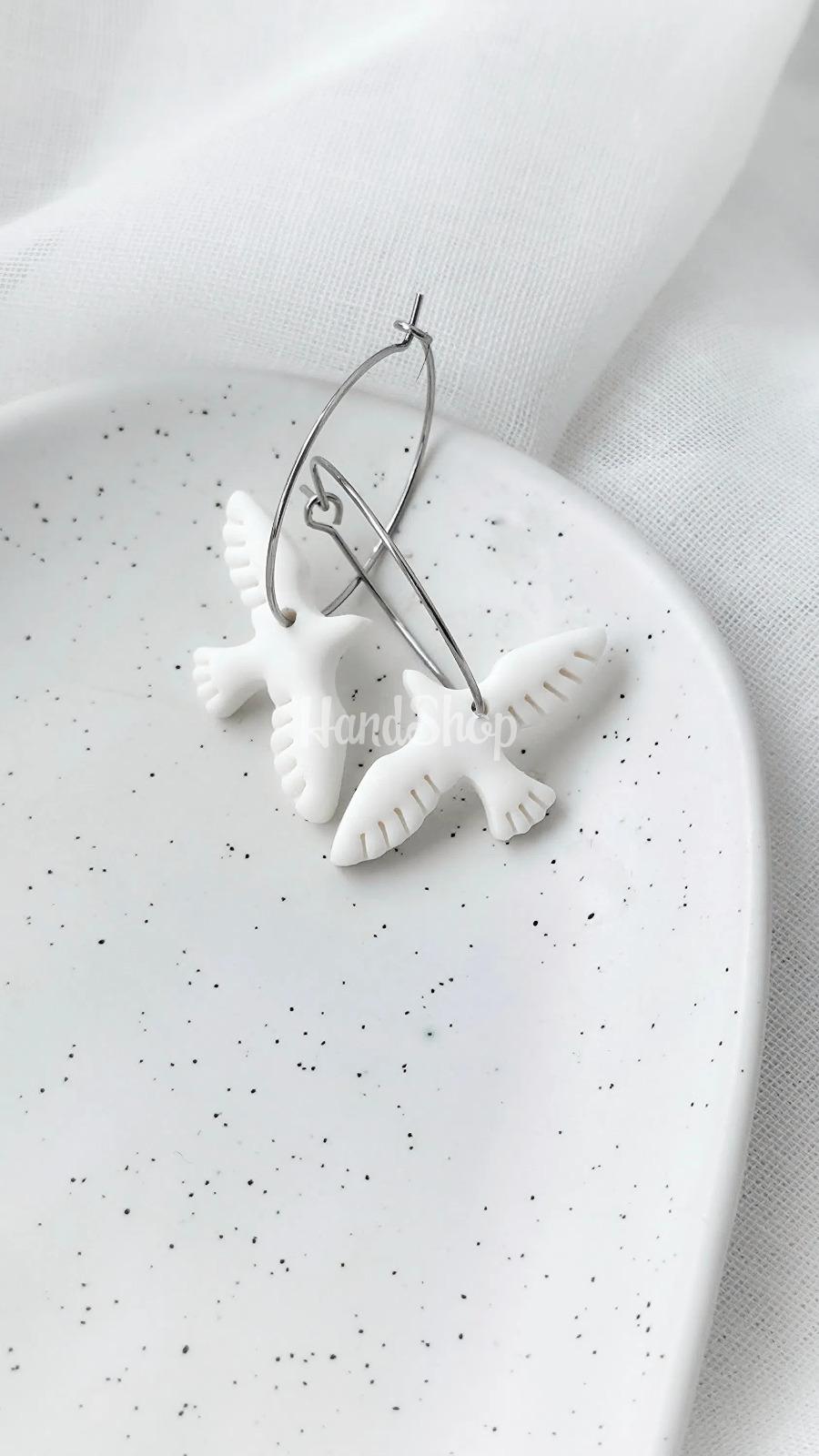 Жіночі сережки білі пташки голубки з полімерної глини колечка Жіночі сережки білі пташки голубки з полімерної глини колечка