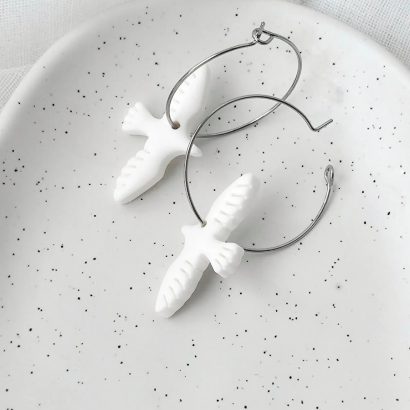 Жіночі сережки білі пташки голубки з полімерної глини колечка