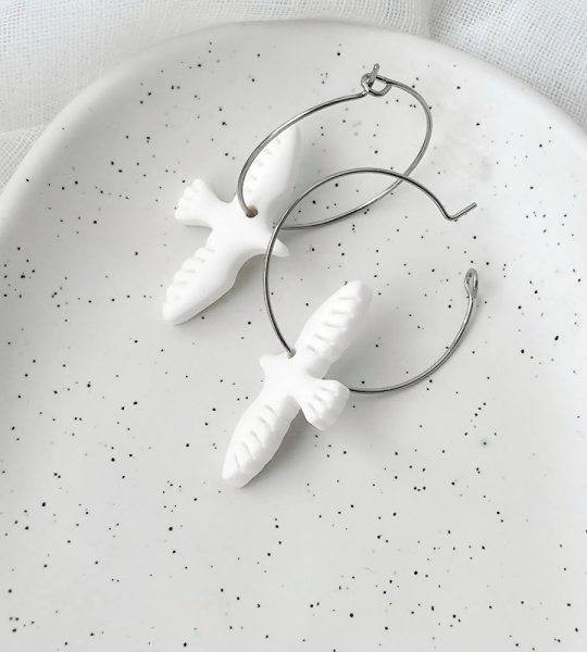 Жіночі сережки білі пташки голубки з полімерної глини колечка