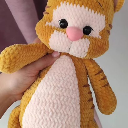 Сувенірна авторська в’язана м’яка дитяча іграшка тигр