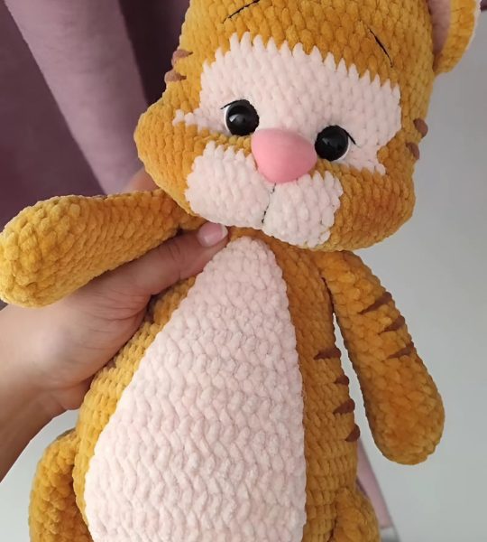 Сувенірна авторська в’язана м’яка дитяча іграшка тигр